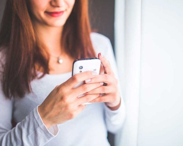 6 malas posturas con el móvil que debes evitar