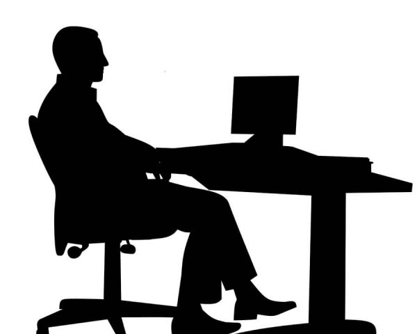 cómo sentarse bien en la silla ergonómica